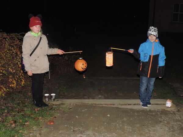 Halloweenský průvod s lampiony