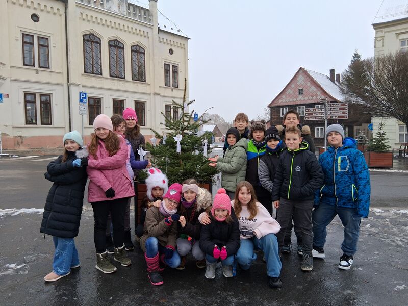 Zdobení stromečku na náměstí