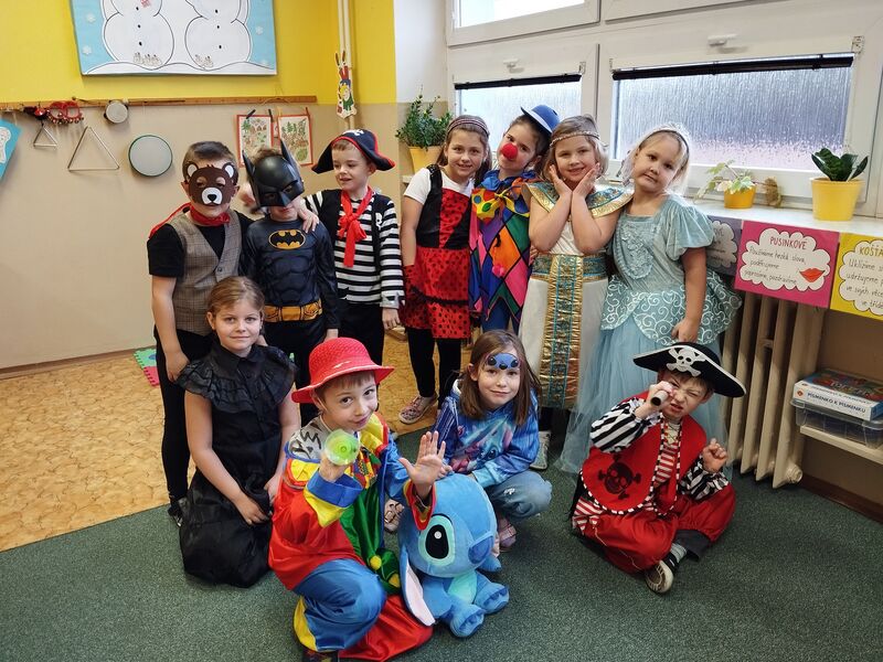 Týden převleků a vysvědčení